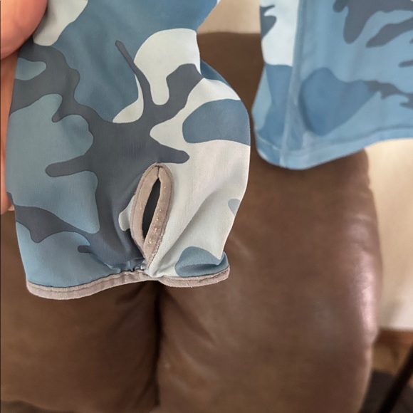 Patagonia blue camouflage pullover with hood and thumb holes shirt - Picture 2 of 7